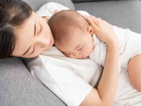                     宝宝睡觉哼唧、蹬腿、憋气？家长只需做好4点，宝宝自然好梦