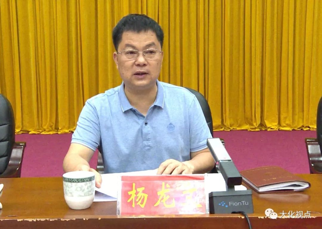 县委书记杨龙文出席会议并讲话,县委副书记,县长蓝胜主持会议.