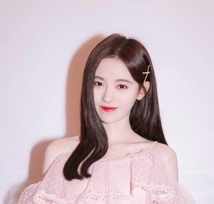 鞠婧祎凭什么被称 四千年美女 ,看她妈妈的照片,网友 明白了