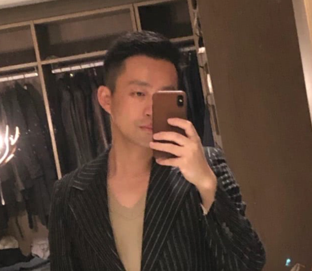 汪小菲深夜换3套衣服,镜子前凹造型耍帅,被网友怼找你老婆去