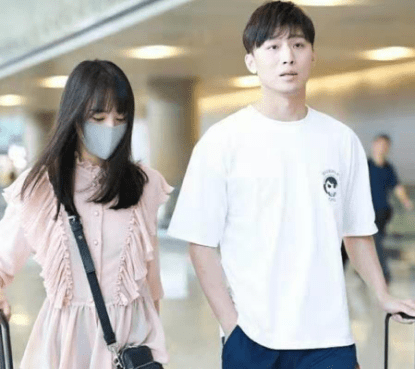原创 郑爽自曝主动要张恒手机号,两人机场甜蜜时尚亮相