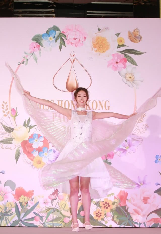 黄嘉雯自选才艺,表演跳舞,赢得一片好评.
