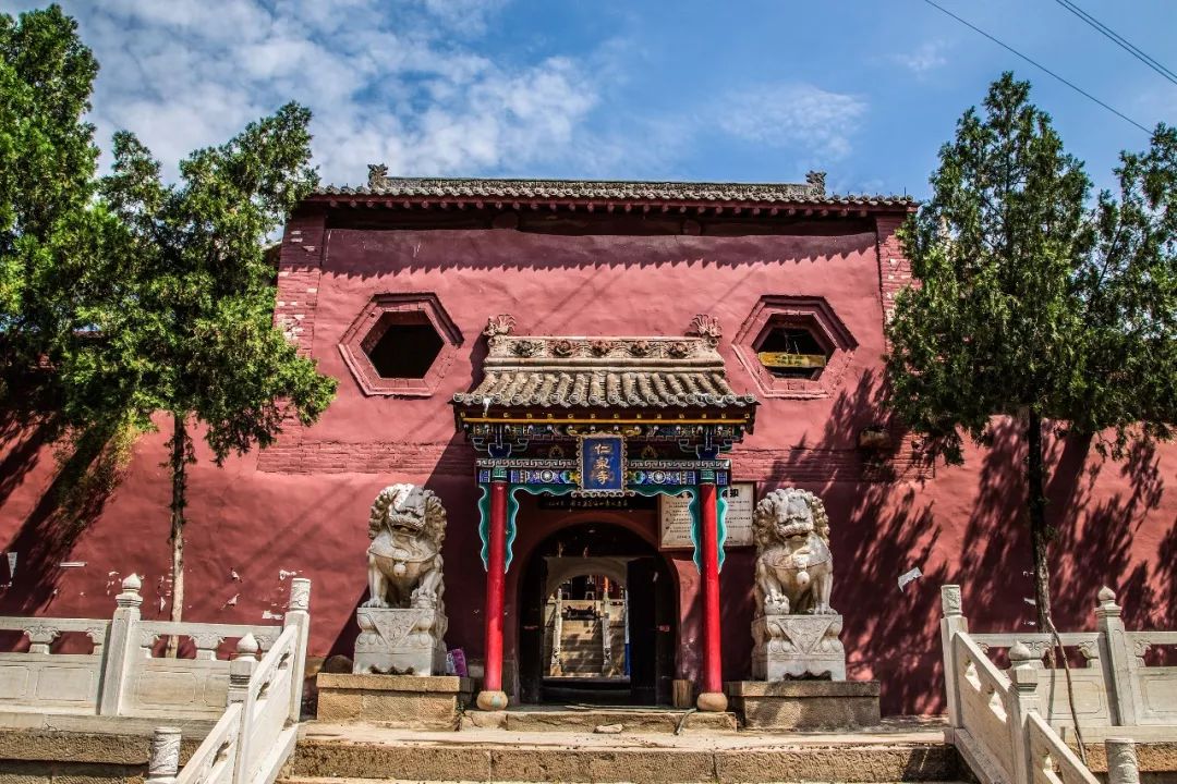 后土圣母庙亦称殿山寺,始建年代不详,据正殿前石雕灯台记载元至正七年