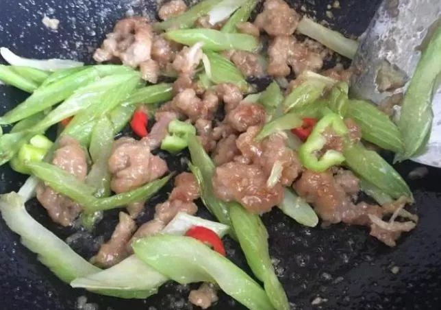 九个月可以吃牛骨头吗 4b7b59c9deff4a238830df6645e6e874.jpeg