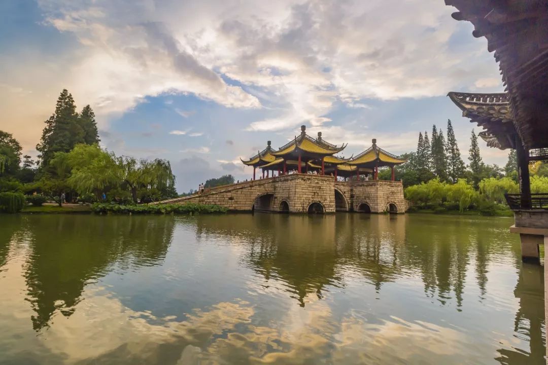 扬州的风光醉人 1 扬州的风景呈现出一种格外精致的美丽.