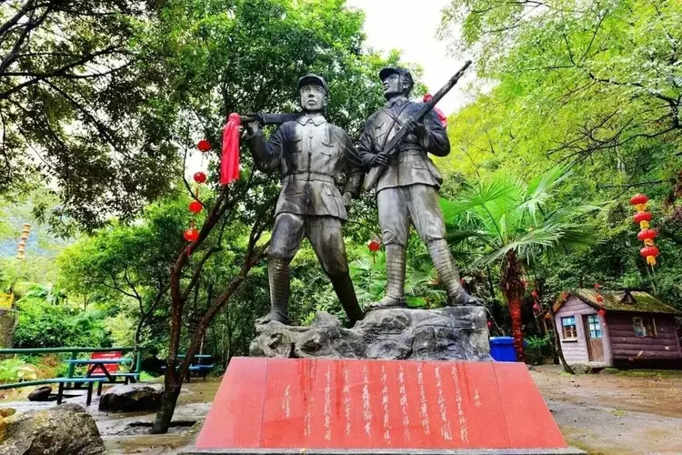 红军雕塑.