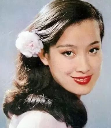 她是东方歌舞团第一美女,春晚一首歌火了,你还记得她?司马美女骑羊图片
