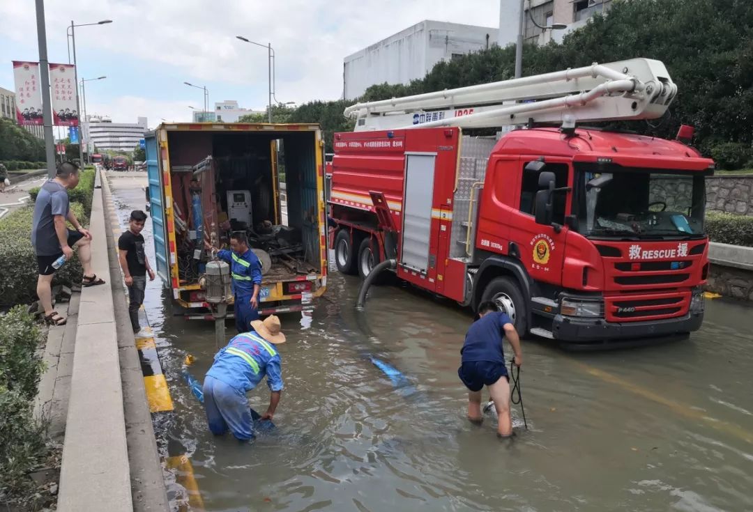 迅速展开排涝抢险工作,出动数台消防车,经过6个多小时连续作业,终于在