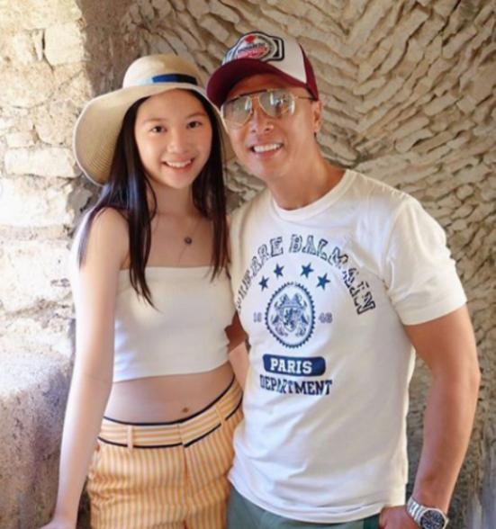 甄子丹女儿近照，基因遗传妈妈，15岁身高超过170cm