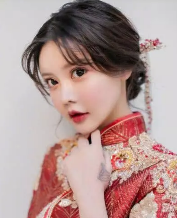 半岛全站韩安冉婚期将到看到“秀禾服”照网友：顶不住了！(图1)