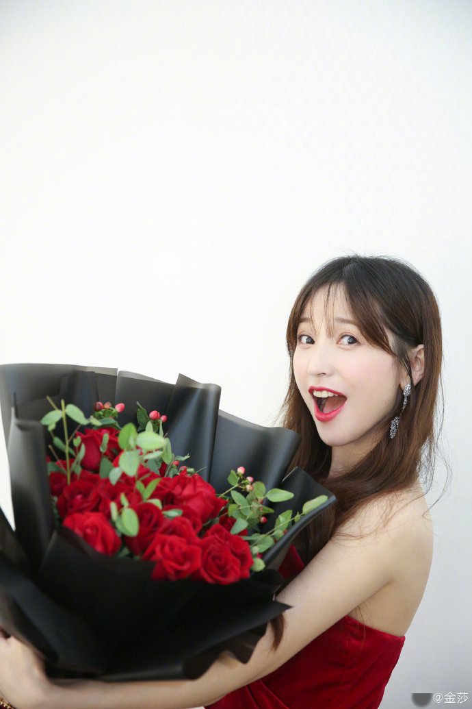 金莎参加偶像VITAS演唱会 自称宇宙第一追星