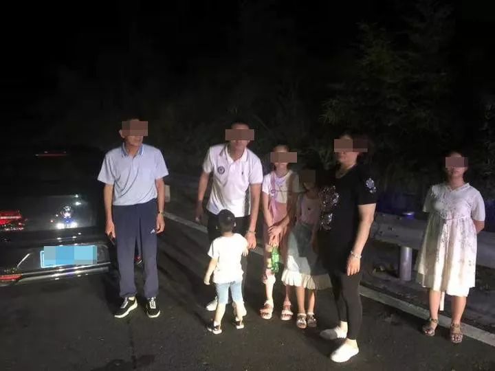 【894城事】男子高速上换胎,一回头车上母亲和4个孩子全不见了…… 申搏娱乐官网