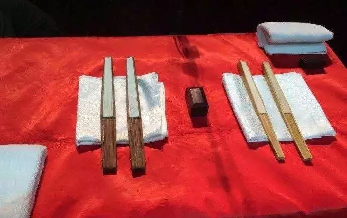 疯狂猜成语红羽毛和两个人抬着3_猪被两个人抬着的图片(3)