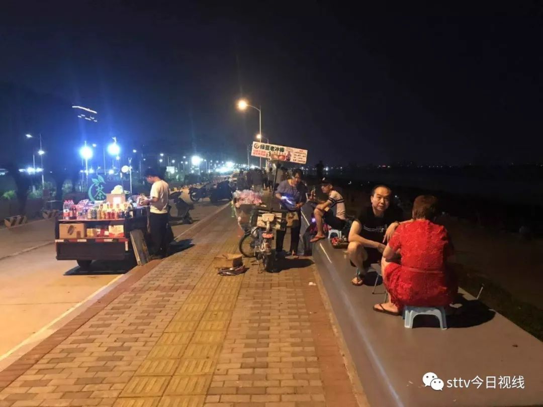 汕头东海岸晚上变成杂乱无章的"夜市"?实在是大煞风景