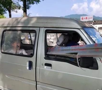 黄山:面包车如此上路!行人车辆纷纷避让! 黄山:面包车如此上路!行人车辆纷纷避让!