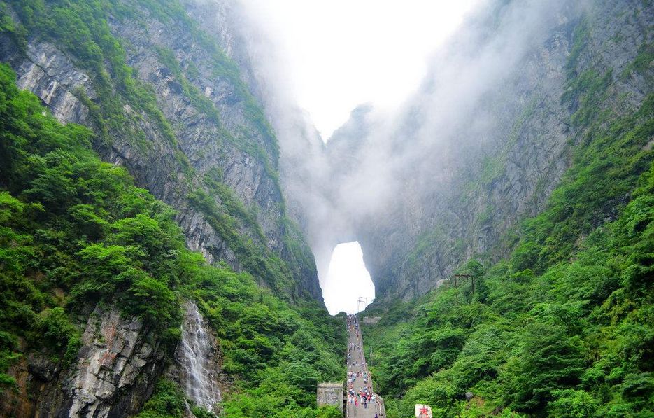 天门山,古称云梦山,嵩梁山,是张家界永定区海拔最高的山,北距城区8