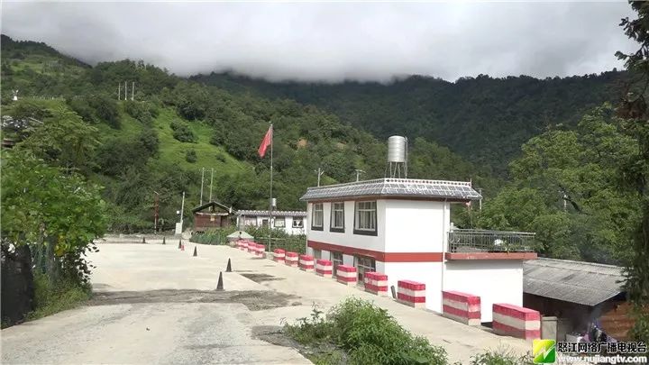 在脱贫攻坚工作中,贡山县以脱贫出列村,50户以上搬迁自然村及主干交通