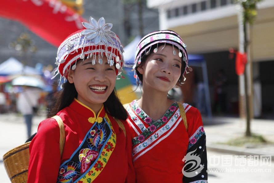 在"女儿会"的起源地恩施市红土乡石窑 周边老百姓自发汇集在石窑 △8