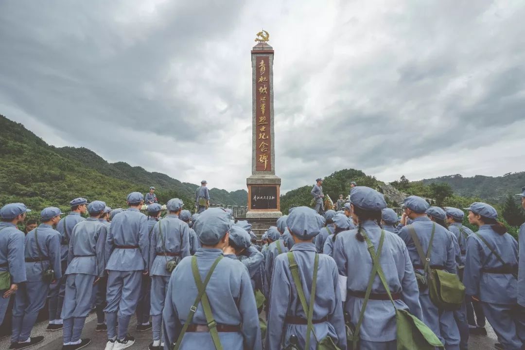 在青杠坡战斗遗址,凤凰山烈士陵园,我们举行庄重的祭奠仪式,缅怀革命