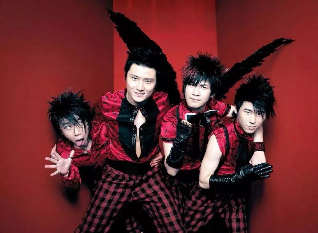 《嘻唰唰》被曝出抄袭日本组合puffy的《k2g奔向你》 ，随后网友指出花儿乐队前期作品中也有多首歌