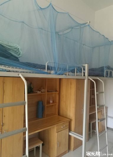 苏大附中宿舍6人一间,有独立的书桌,衣柜,独立的阳台,卫生间,洗漱间