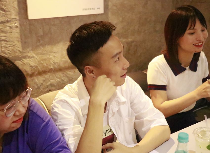 刺激!大白英语角聊到脸红怎么回事?