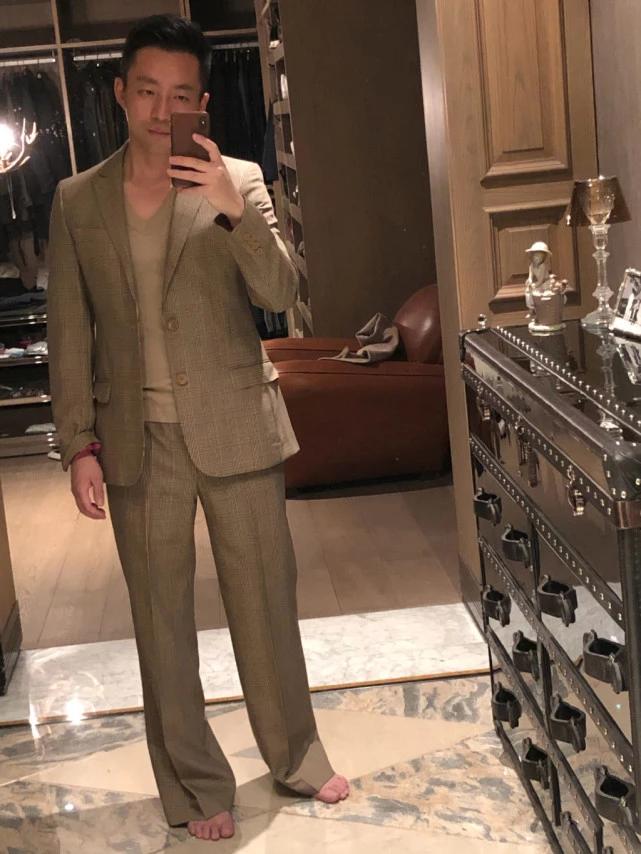 大s不在家,汪小菲独自在家晒自拍,板寸发型超抢镜