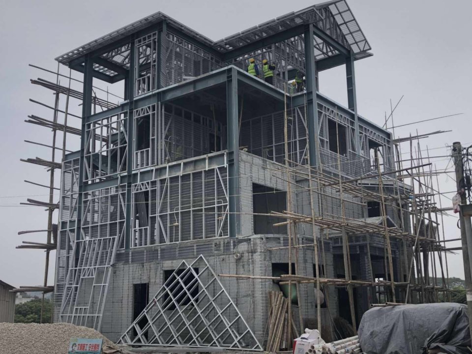 超过4层建筑,必须轻重钢结合,或是框架混凝土轻钢骨架结合