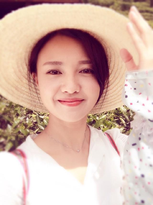 傅晶写真岁月好像对她格外优待,没在她身上留下任何痕迹,依旧无公害的