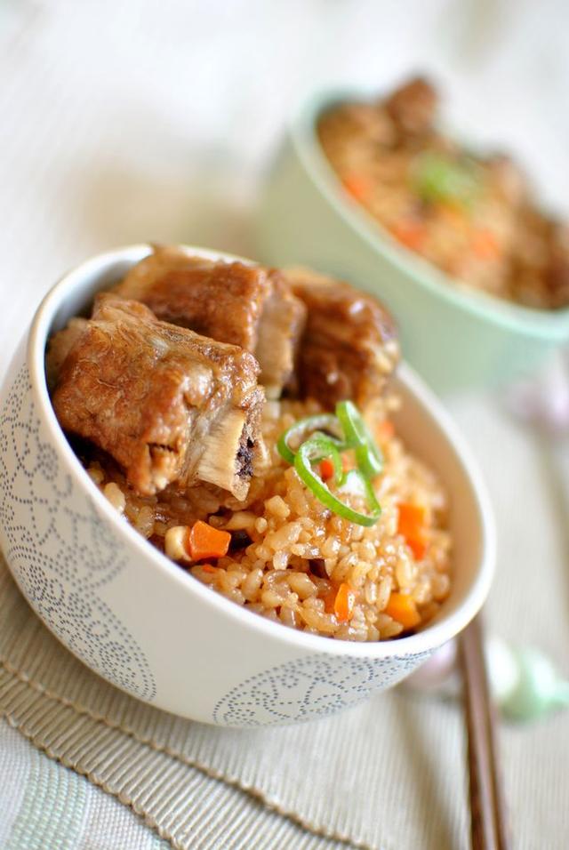 排骨焖饭放什么菜好吃 adfb0793622e44f38b9a2dbeb8725b1b.jpeg