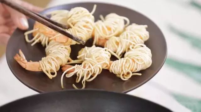 最适合做给面条吃的国产,大虾和电影的v面条,外酥里嫩美食美食家老下载爱人图片