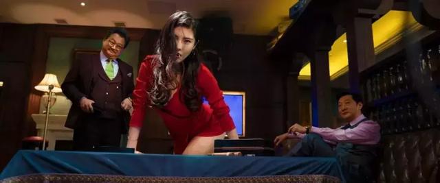 图片了。图片女主角正是《西虹市首富》里以大胸出名的“大嫂”徐冬冬。电影《西虹市首富》再定睛一看,旁边