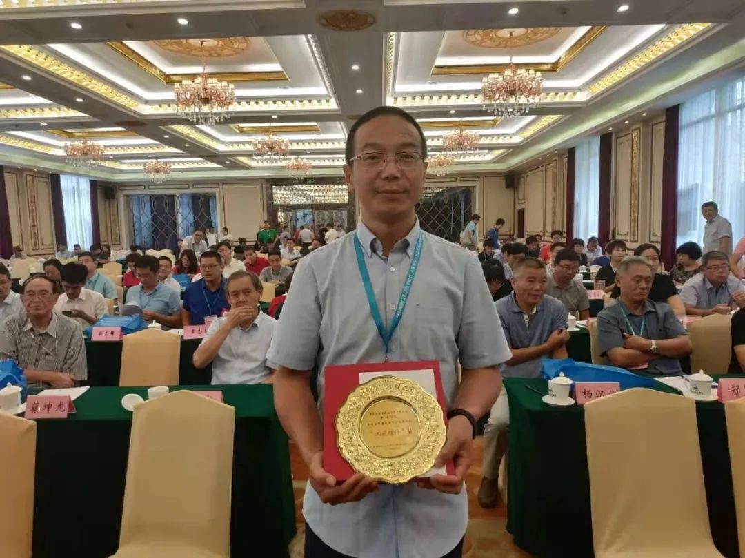秘书长,何扣宝(上海涂染协会会长,邱茂林(中国台湾同业公会理事长)