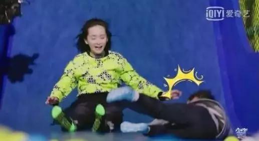                     惊！宝宝玩滑梯折断脚，只因妈妈做了这个动作，很多父母都没意识到这很危险