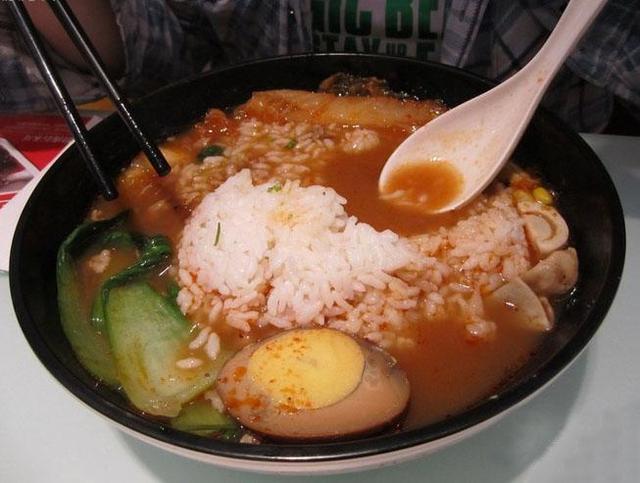                     2岁宝宝满嘴“小黑牙”，牙医说：以后不能再这样喂孩子了