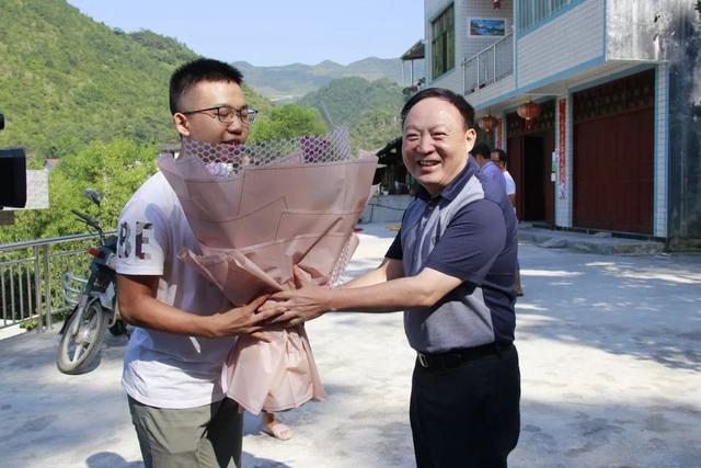 8月13日上午,王杰又到清溪场镇下衙村,看望慰问了高考优秀学子石涛,为