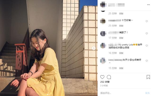 李嫣穿淑女裙涂红指甲,摆拍姿势老道,竟有温碧霞之神韵