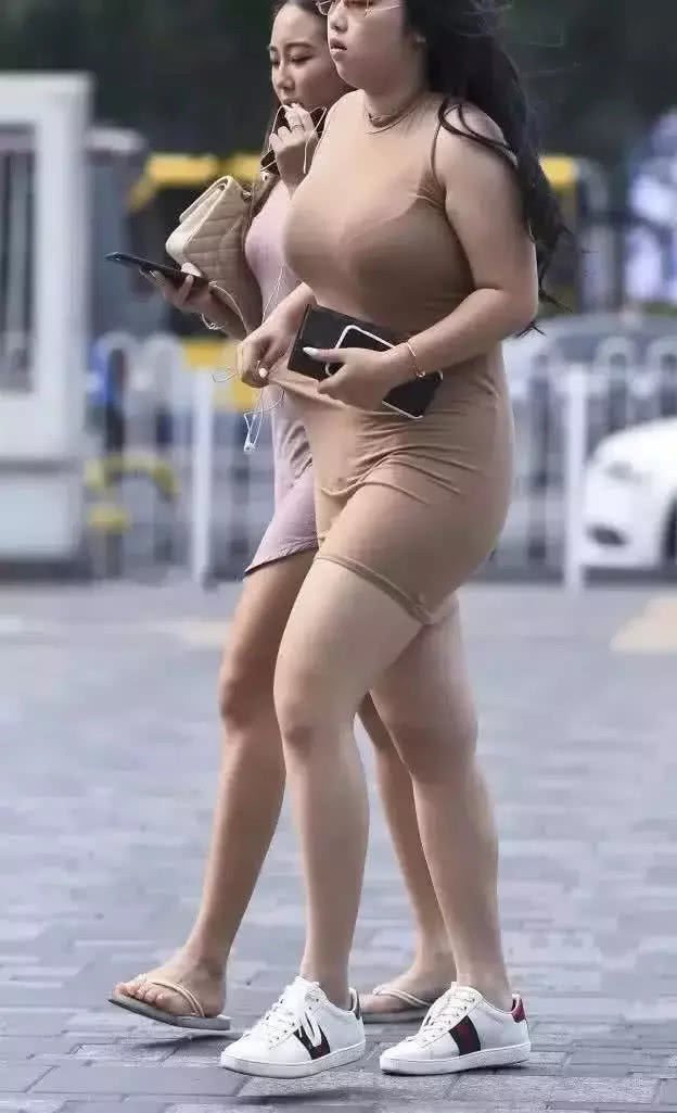 街拍:胖与瘦,美与丑,对比之下,伤害瞬间爆炸