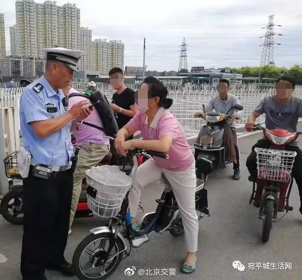 昨天上午,丰台交通支队卢沟桥大队民警在管界张仪村路南口开展电动车