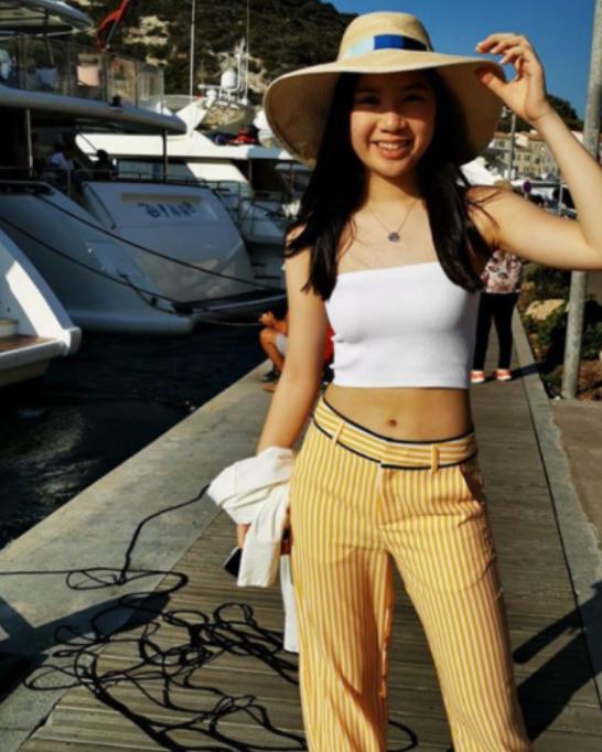 甄子丹女儿近照，基因遗传妈妈，15岁身高超过170cm