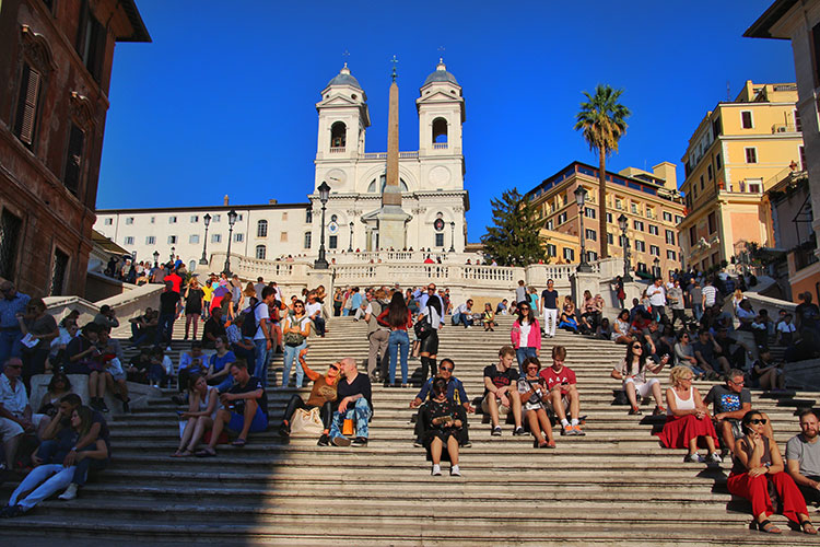 意大利罗马出炉新条例,禁止游客坐在西班牙大台阶(spanish steps)的