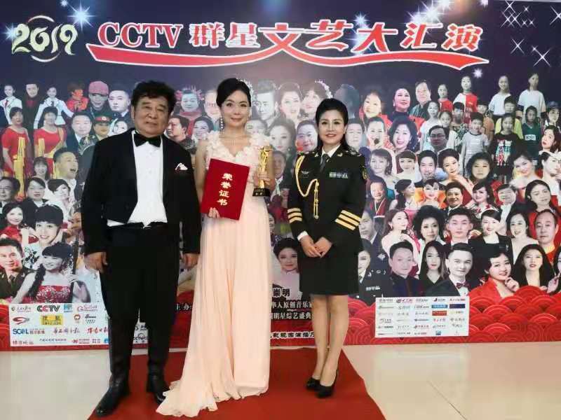 新加坡著名歌唱家乐天受邀参加cctv群星中秋文艺盛典荣获演唱金奖