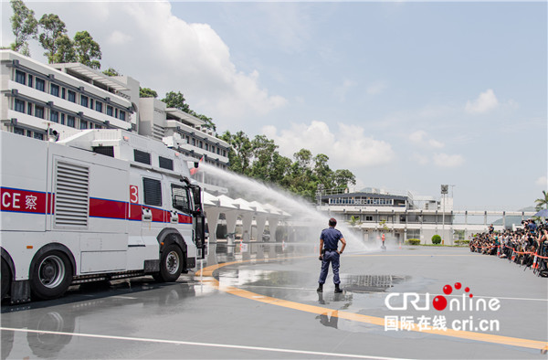 香港警方首次展示特别用途车水炮车