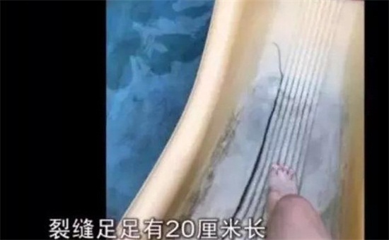                     惊！孩子玩滑梯脚崴成180度，只因妈妈这个动作！很多家长做过！