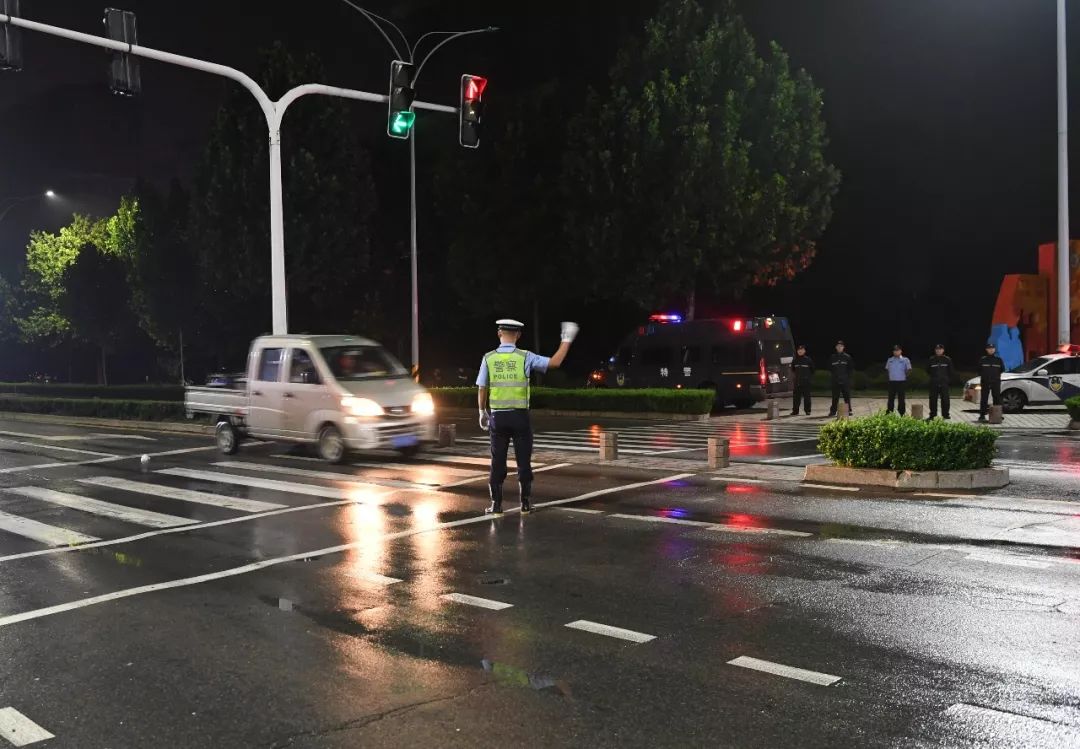 雨夜凌晨,公安民警坚守菜乡平安! 10bet十博