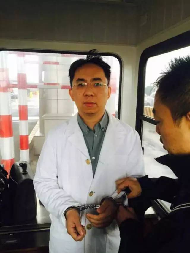 面试官:那位穿CHANEL的同学,你可以离开了