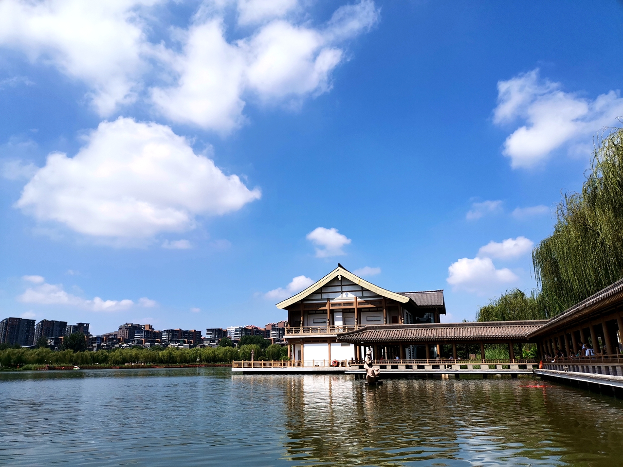 恢复性再造曲江南湖,曲江流饮,汉武泉,宜春苑,凤凰池等历史文化景观