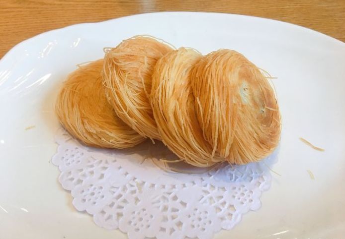 银丝饼这里既有糖油果子,蛋烘糕,锅盔,红糖糍粑这些小吃,也有传统的
