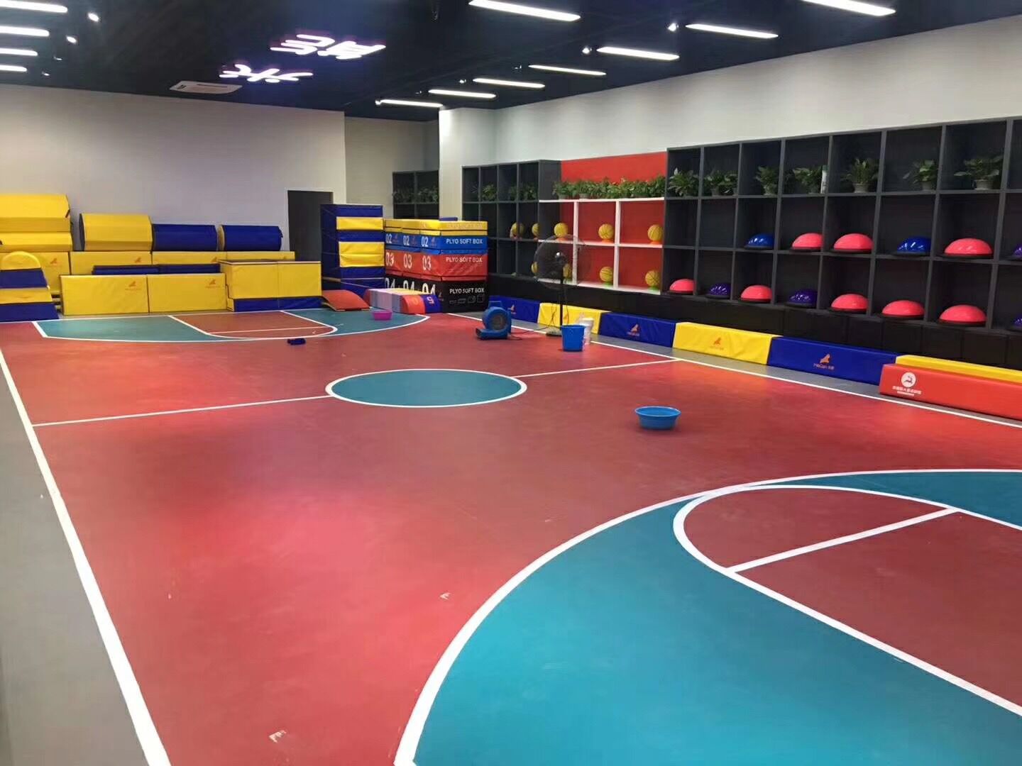 少儿青少年儿童篮球场培训中心训练中心专用地面材料pvc塑胶运动地板
