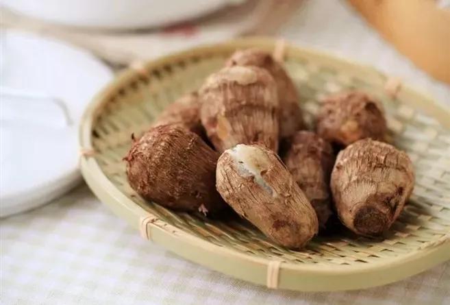 镇痛,补气益肾,芋头的作用:治胃痛,痢疾,慢性肾炎,芋头的营养价值丰富